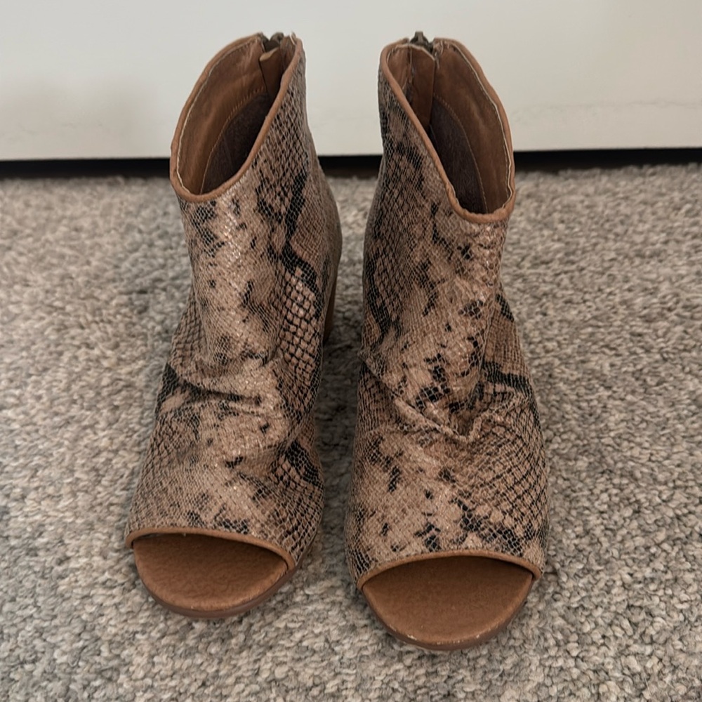 Gimmick open toed booties